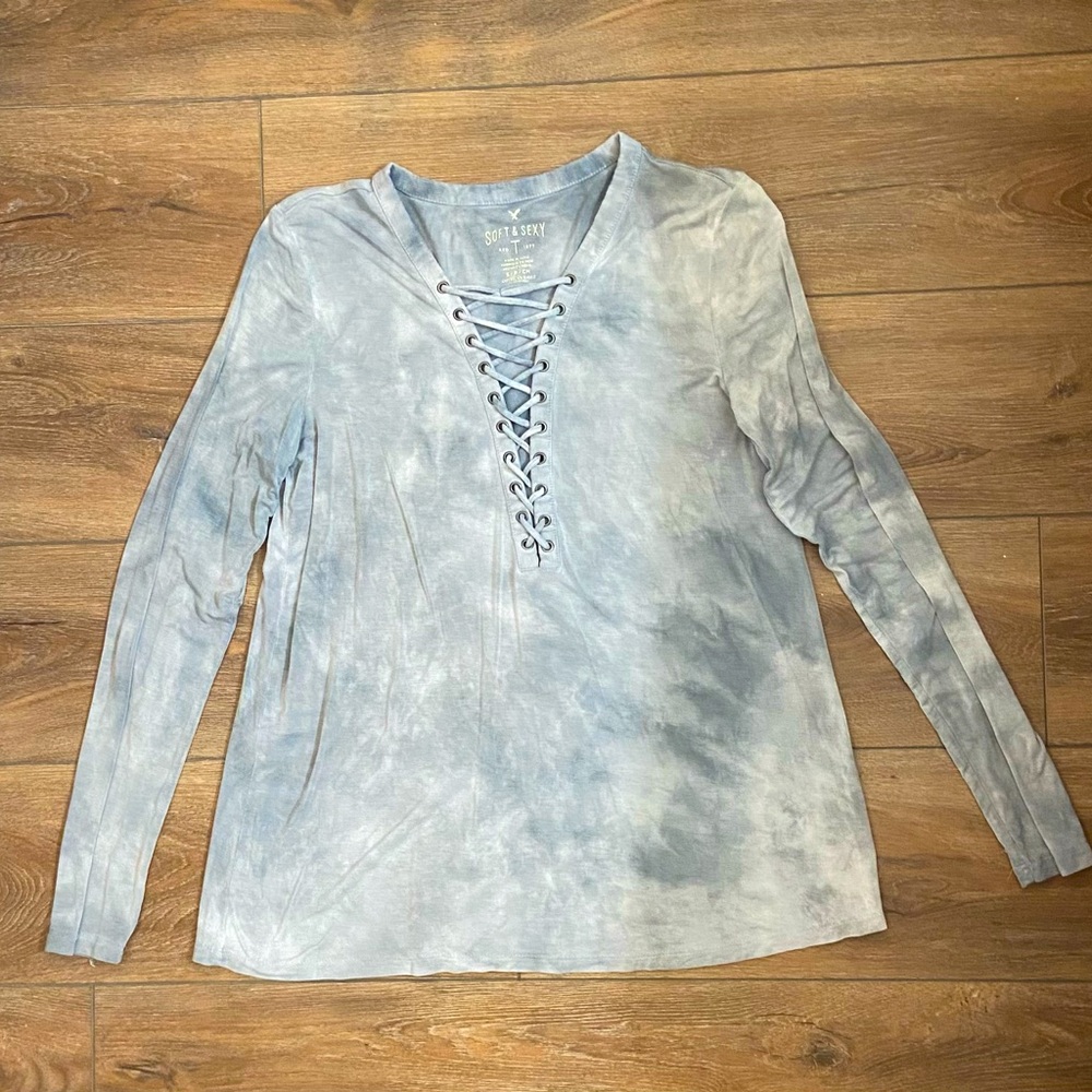Soft and Sexy American Eagle, long sleeve lightweight blue top, plunging kneck